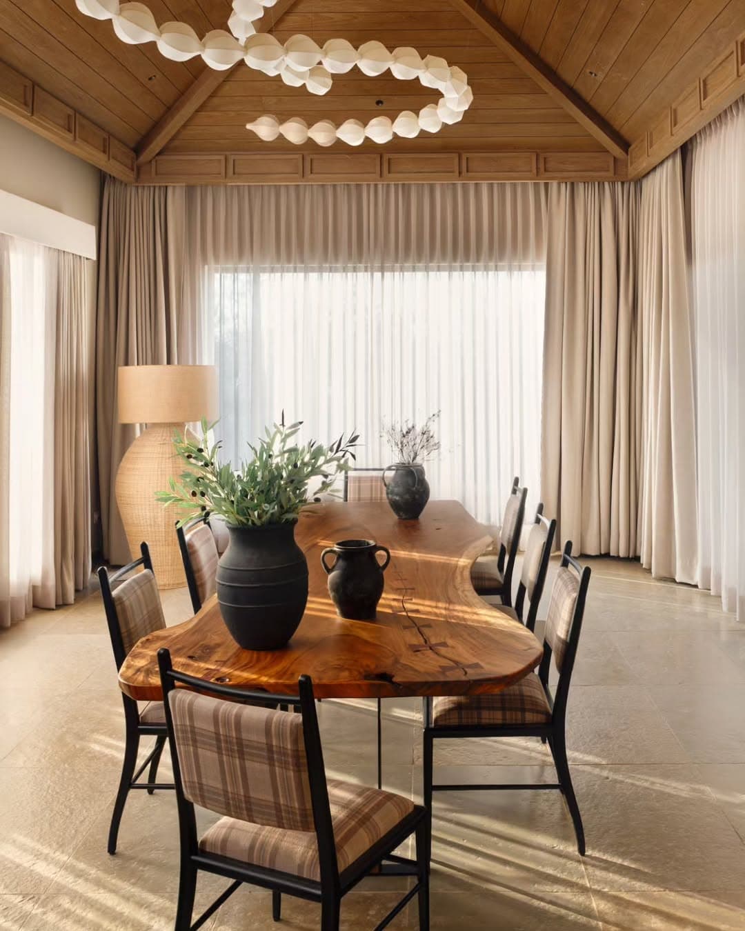 Light, Texture, and a Living Atmosphere
